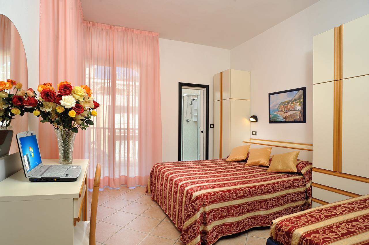 Hotel Amedeo Misano Adriatico Exterior photo
