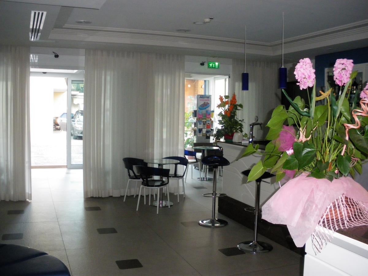 Hotel Amedeo Misano Adriatico Exterior photo